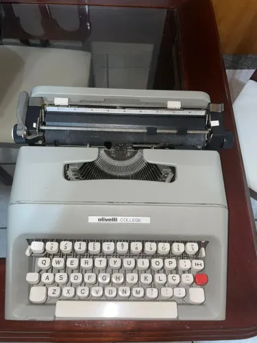 Maquina de Escrever Olivetti College Conservada