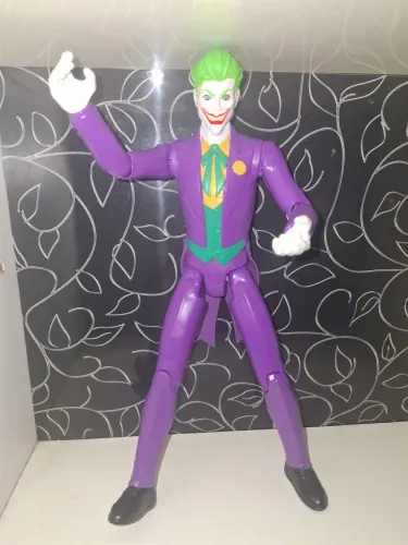 Boneco 30cm do Coringa vilão icônico do Batman 