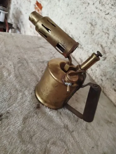   Antigo maçarico  ( artigo de coleção ou decoração).