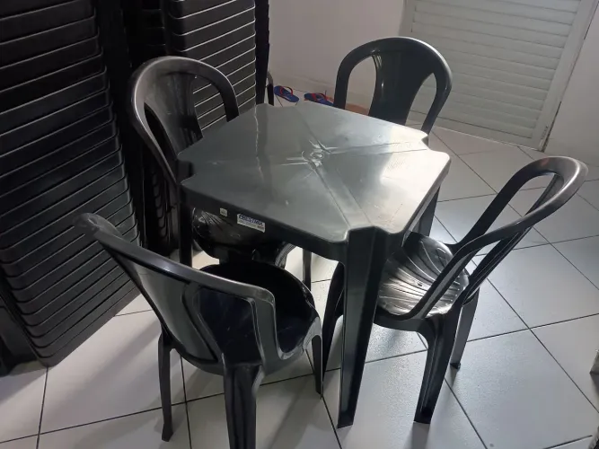 Venda de mesas e cadeiras plásticas 