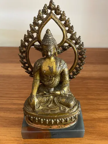 Buda Decorativo em Metal com Base em Pedra - 17 cm
