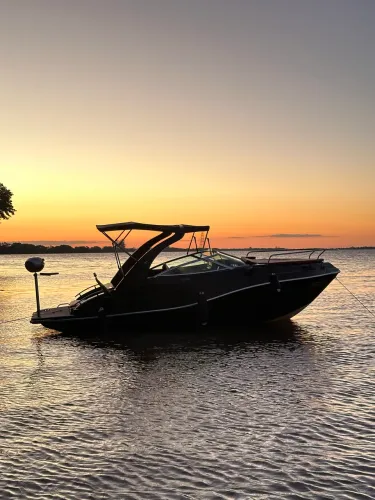 Lancha 22 pés quarto motor centro