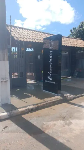 Área externa com design diferenciado Totens e placas em ACM