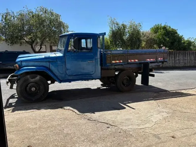 Toyota Bandeirante 4x4 Pneus Novos - Aceito troca