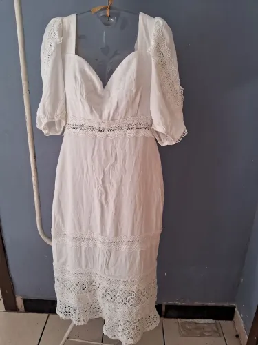 Vestido Branco com Detalhes em Renda
