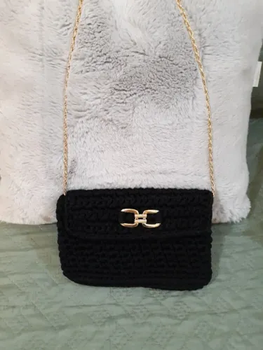 Vendo bolsa de crochê, preta, nova, com alça de corrente dourada
