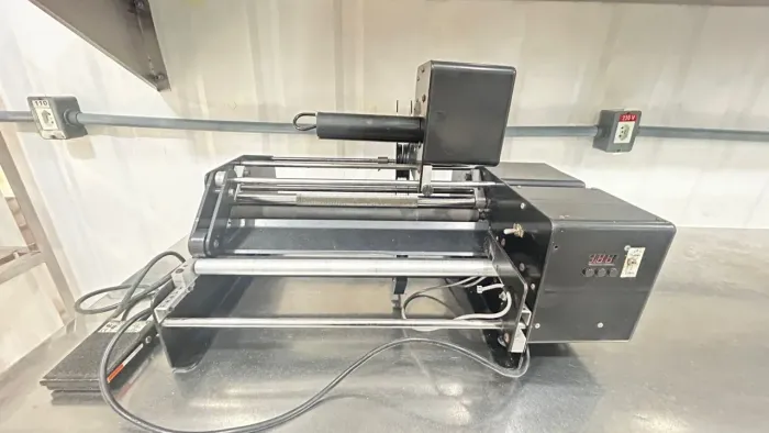 Desbobinador de etiquetas automático para uso com impressoras ou rotuladoras
