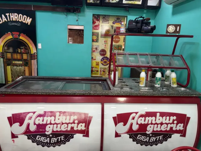 Balcão vintage de sorveteria luminoso, com freezer 