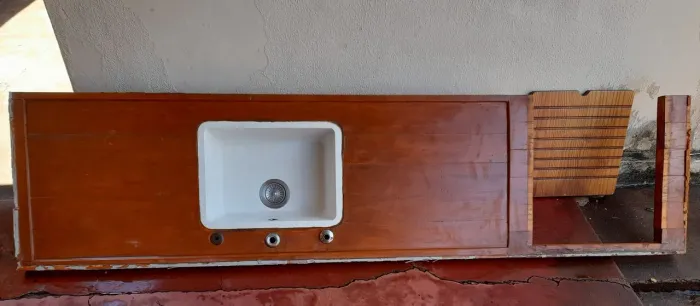 Bancada de madeira maciça envernizada com cuba embutida