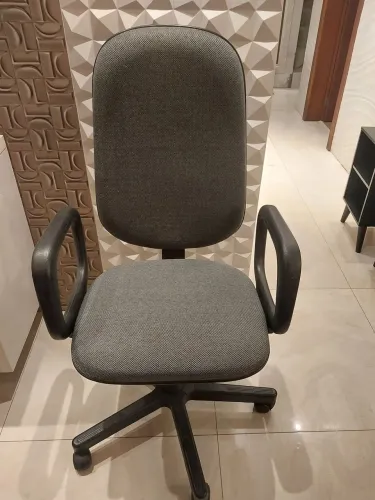 Vendo cadeira de escritório. Em perfeito estado