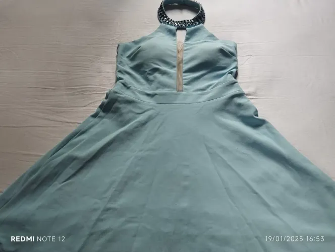 Vestido Azul Claro com Detalhes em Pedrarias