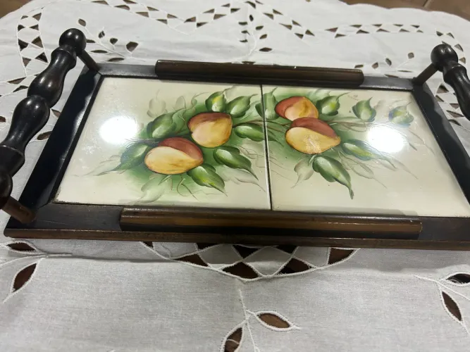 Bandeja antiga de madeira e azulejos pintados à mão , 35 x 20 cm