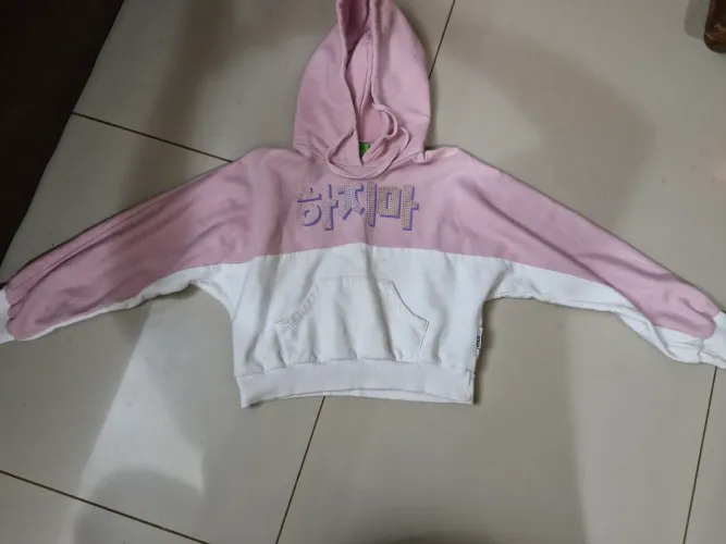 Cropped Moletom Colcci Rosa e Branco com Capuz e Detalhe em Coreano