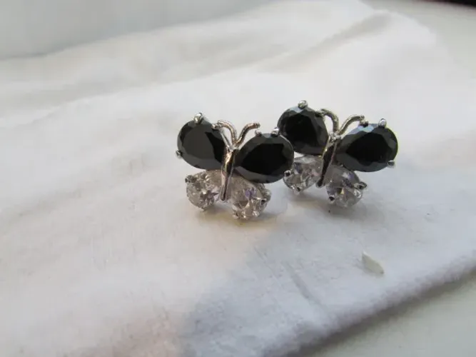 Brinco Borboleta - Zircônia - Onix - Inox 304  / Um Show!