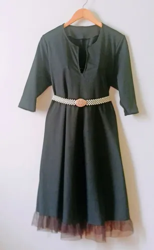 Vestido feminino preto gola aberta mangas 3/4 modelo com franzido e aplicação de tule 