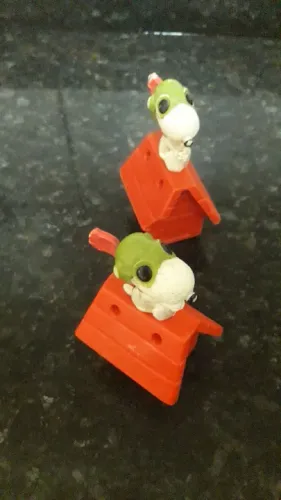 Um brinquedos snoop São duai peças