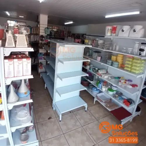 Gôndola para loja de utilidades - prateleira centro e parede