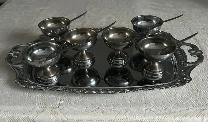 Graciosas tacinhas em alpaca com colherinhas e bandeja