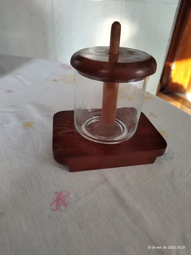 Antigo pote de geleia em madeira