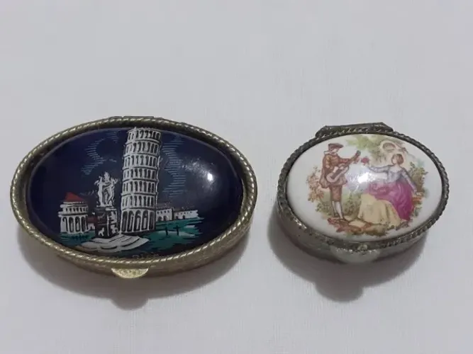 Caixas antigas para pílulas