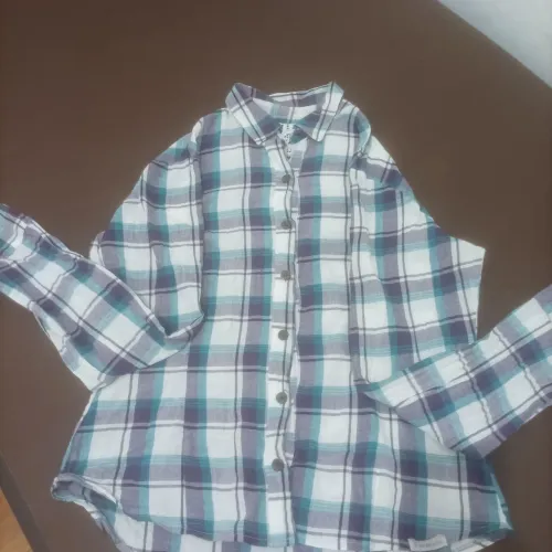 Camisa xadrez feminina em tons de azul e branco