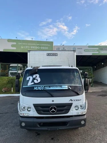 Caminhão MB Accelo 817 baú 6,20m Ano 2023 