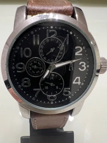 Relógio Masculino Zara com Detalhes Funcionais