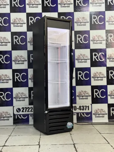 Geladeira expositora Slim com iluminação em led e grades reguláveis