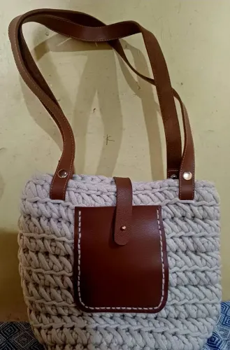 Bolsa de ombro artesanal em crochê e couro