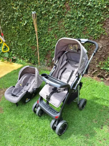 Carrinho de Bebê Kiddo com Bebê Conforto - pouco uso 