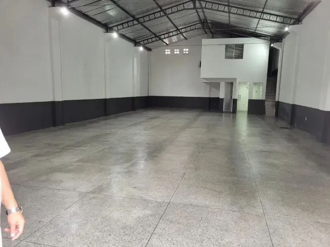 Galpão comercial com pé direito alto na Mário Covas - Próximo à Av. Augusto Montenegro - B