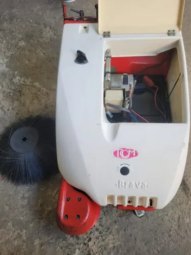Varredora Industrial RCM Brava E/1 12V - Máquina de Limpeza Profissional (Sem Bateria)