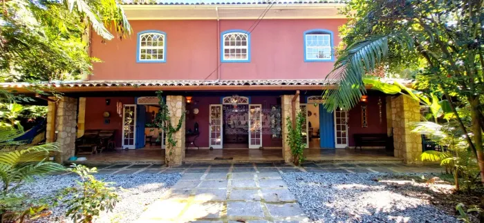 LINDO CASARÃO EM PARATY, 580M² DE ÁREA ÚTIL, VARANDAS, 4 QTS /3 SUÍTES, 6 BANHS, 2 VGS.