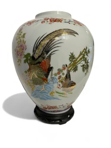Vaso Chinês em Porcelana Decorada com Pavões e Gueixa - Base Madeira