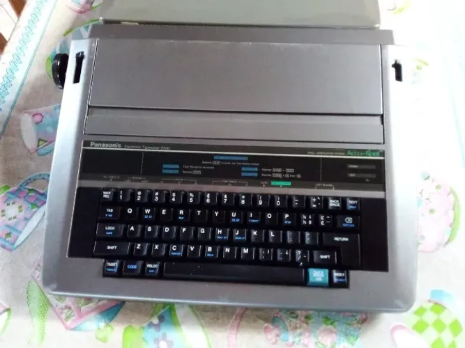 maquina de escrever ELETRICA, (Panasonic  eletronic typerwriter R 520) 