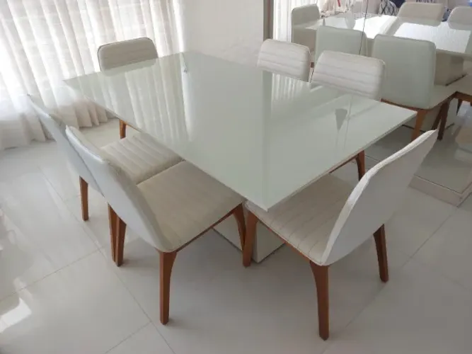 Mesa de janta retangular com cadeiras. 