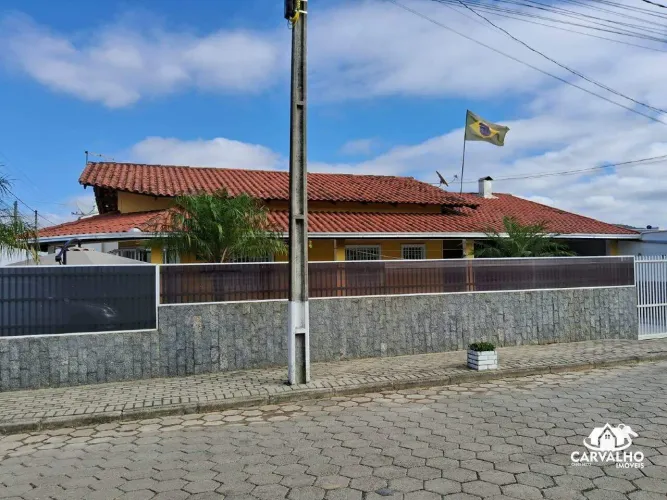 Casa Mobiliada com Piscina, Suíte e Amplo Terreno para Locação em Barra Velha