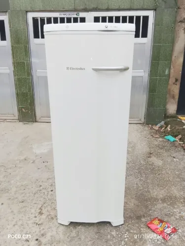 Freezer vertical Eletrolux fe22 completo em ótima conservação gelando muito
