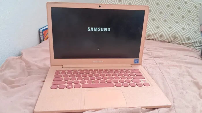 Vendo este lindo notebook, excelente para estudos.