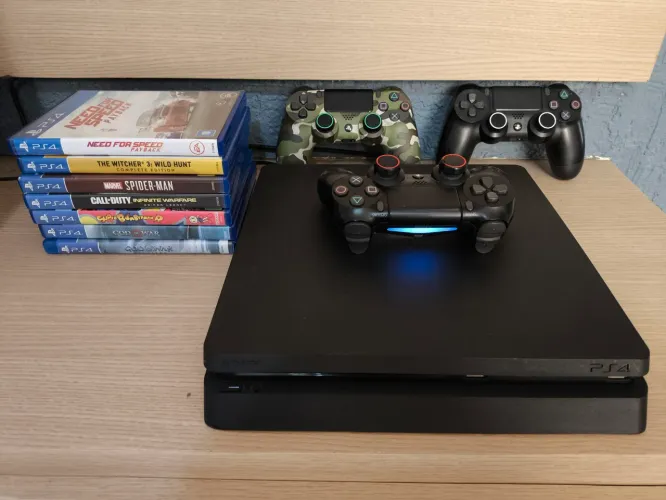 Vendo PS4 Slim (1Tb) com 3 controles, 7 jogos e bolsa de transporte.