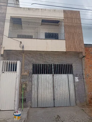 Casa estilo prédio,casa em cima galpão em baixo 