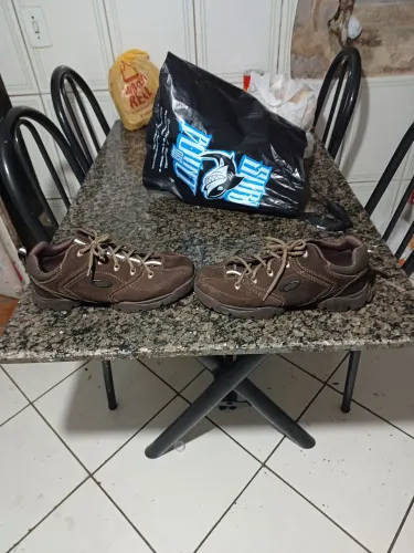 Vendo tênis oakey betlla marrom original usei 2 vezes troco por celular