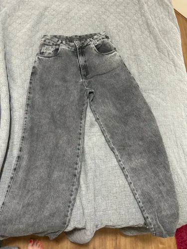 calça jeans cinza