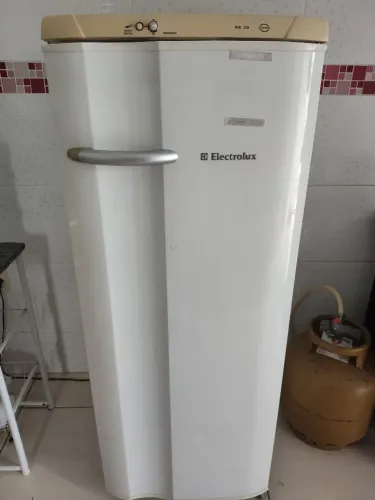 Geladeira Electrolux RE28 - 240l