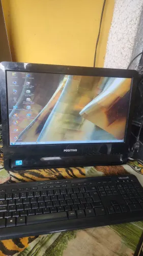 Vendendo uma CPU acoplado com monitor acompanha o teclado e mouse