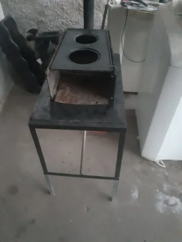 Vendo um fogão a lenha usado. Valor 200 reais.