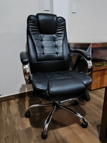 Cadeira giratória de escritório em excelente estado.