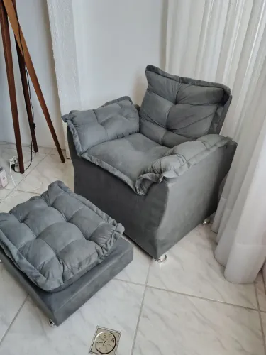 Poltrona com puff para os pés
