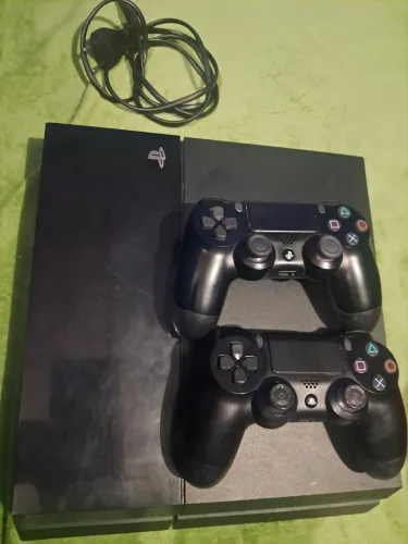 PlayStation 4 pro com 2 controles