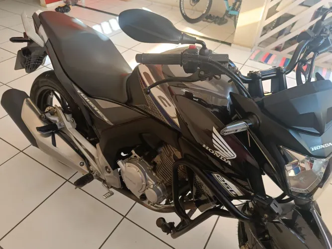 Moto linda e bem cuidada